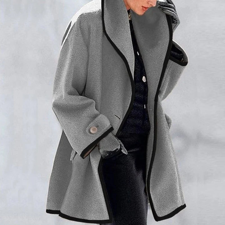 Amy Victoria | Warm trench coat in neutral color